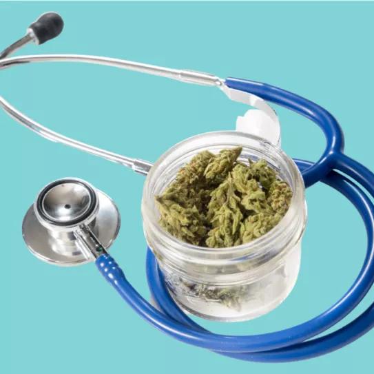 Lanzan en Reino Unido un seguro de viaje que cubre terapias con cannabis