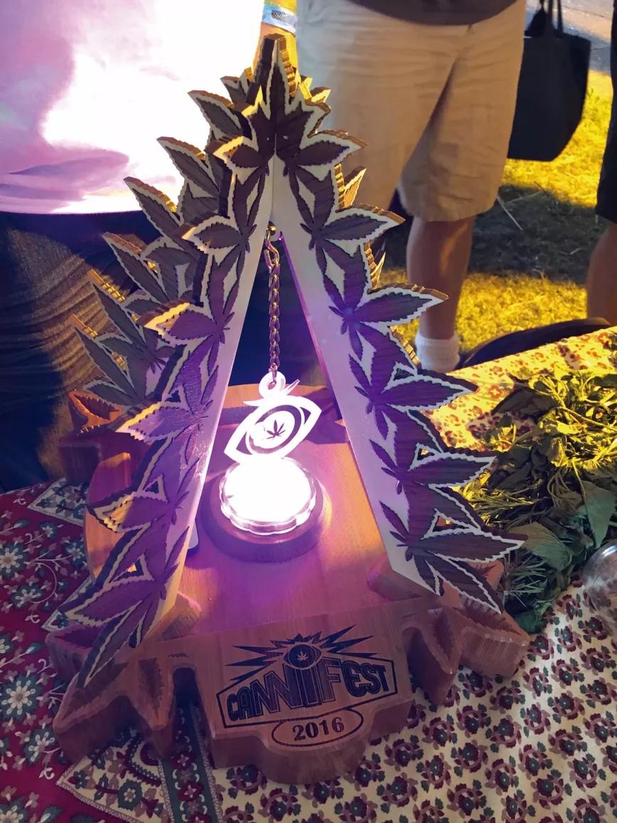 Uno de los trofeos era esta lámpara piramidal tallada en madera de secuoya