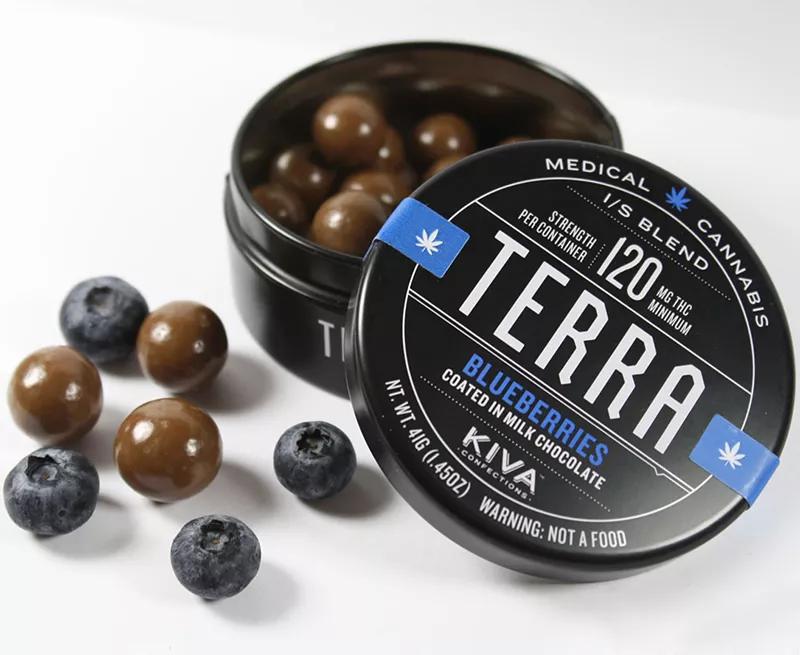 Blueberry Terra Bites by Kiva Confections: Kiva, que sabe mucho de esto de hacer choco con cannabis, también tiene sus microdosis.
