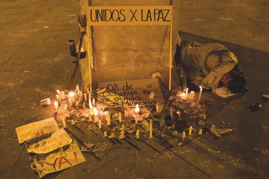 Un muchacho de la calle duerme en Plaza Bolívar al término de la marcha por la paz del 5 de octubre