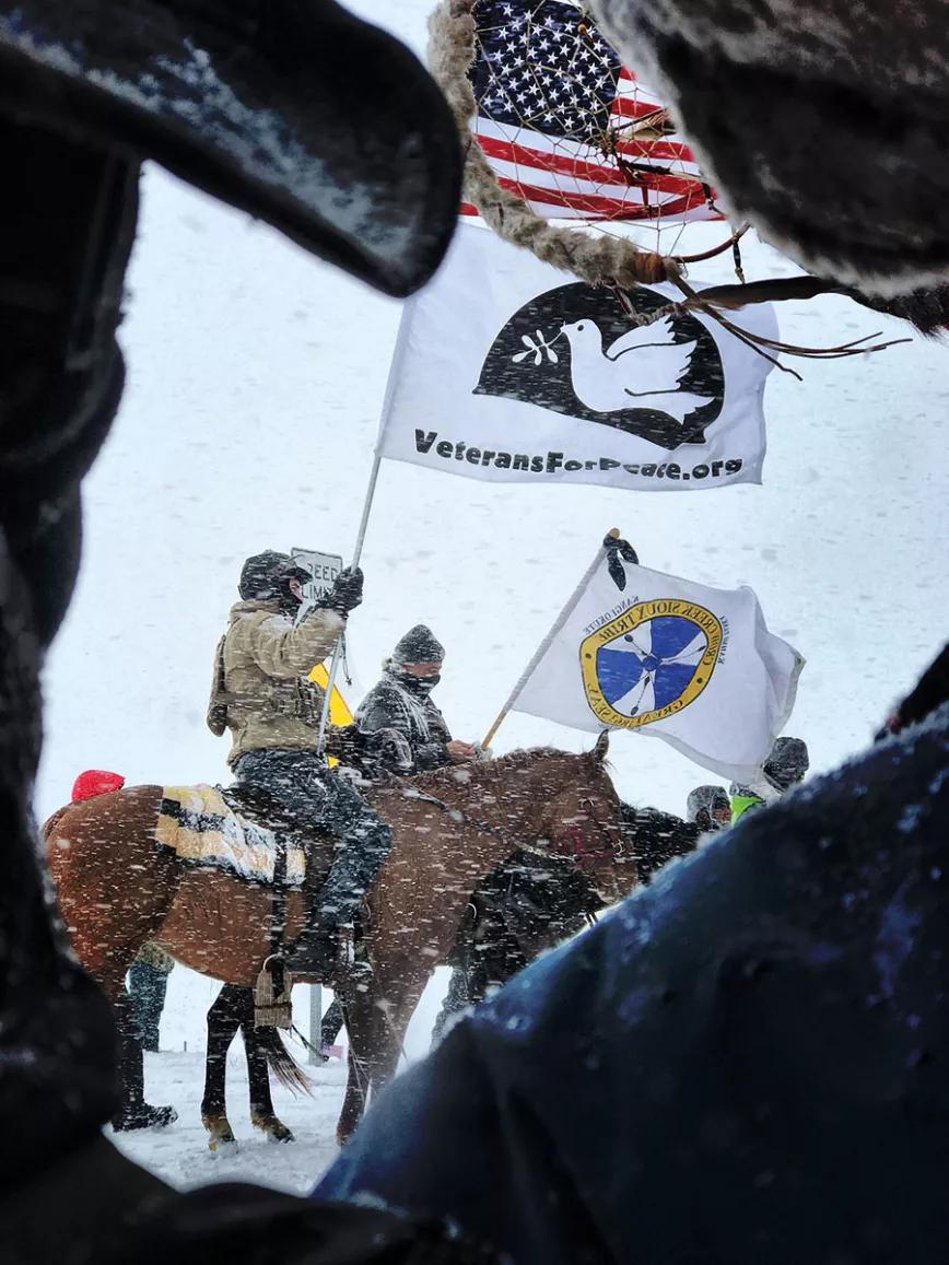 El primer fin de semana del pasado diciembre, unos tres mil veteranos de guerra de EEUU acudieron a la llamada de Standing Rock para visibilizar con su presencia la lucha de los protectores del agua contra el oleoducto Dakota Access.