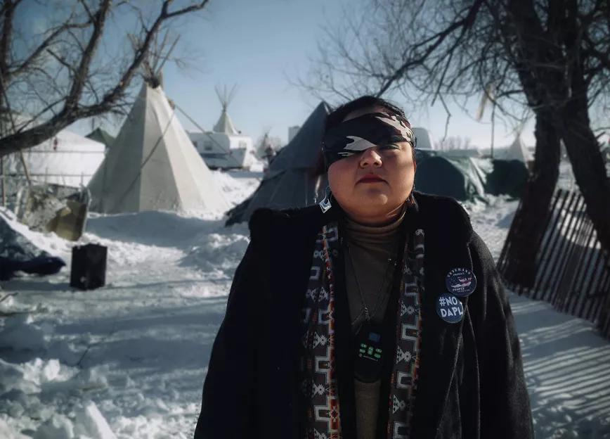 Vanessa Dundon, conocida entre su gente como Sioux Z Dezbah, patrulla con un pañuelo que le cubre el ojo derecho los alrededores de la cocina "All Relations" del campamento Oceti Sakowin en Standing Rock.