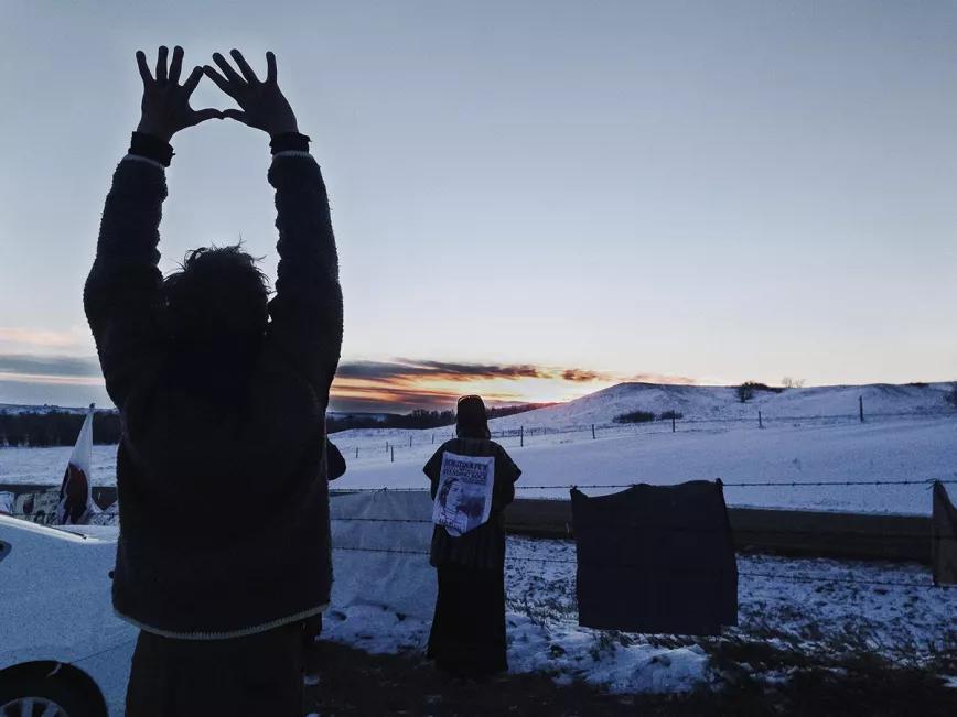 Lo rezos, individuales o colectivos, son una constante en los campamentos de los protectores del agua en Standing Rock