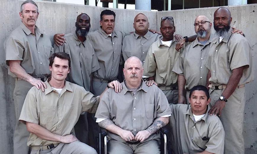 Ross, en el patio del penal, junto a otros presos condenados a cadena perpetua por delitos de drogas no violentos