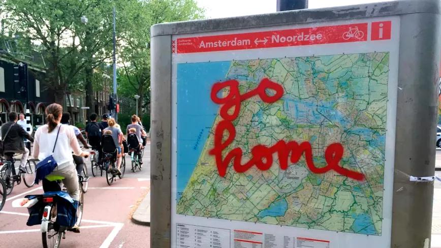 Ámsterdam lanza una campaña contra el turismo incívico dirigida a británicos 