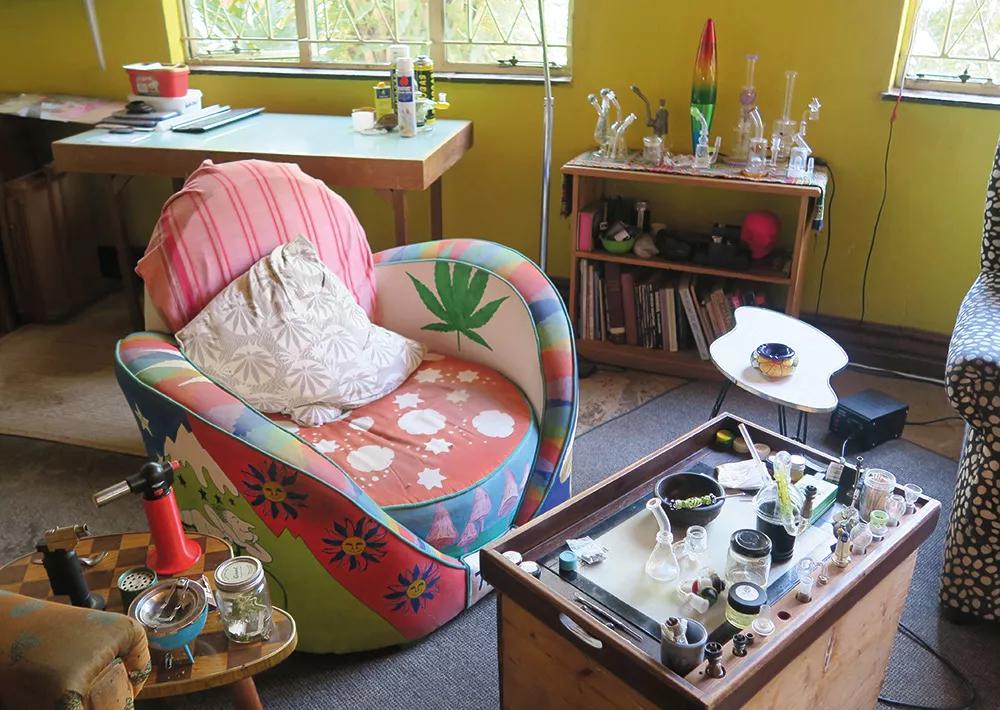 Un sillón en la salita de casa bien pertrechado de instrumentos y condimentos para dar vida a las horas muertas