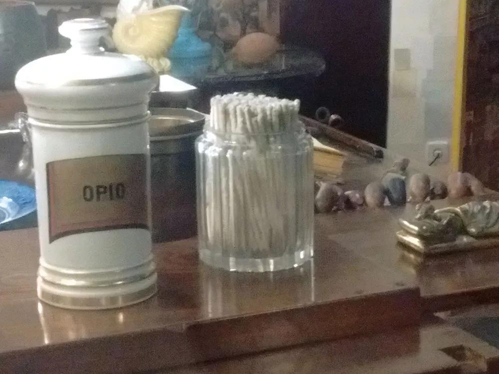 En su despacho, Ramón guardaba dos frascos de farmacia.  Uno de ellos estaba rotulado con la palabra ideas y el otro  con la palabra opio. 