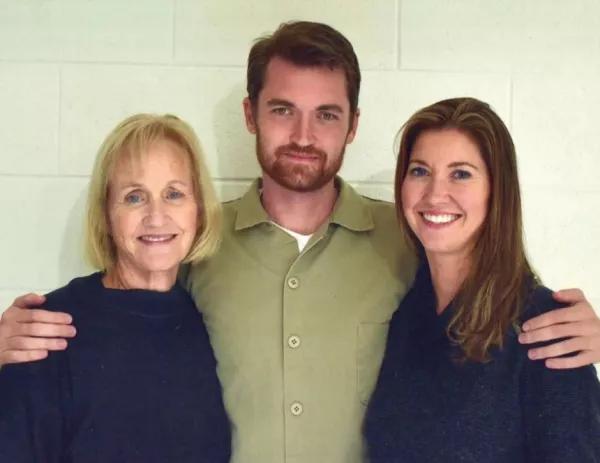 Ross Ulbricht junto a su madre Lyn Ulbricht y su hermana Cally durante una visita al penal en 2018.