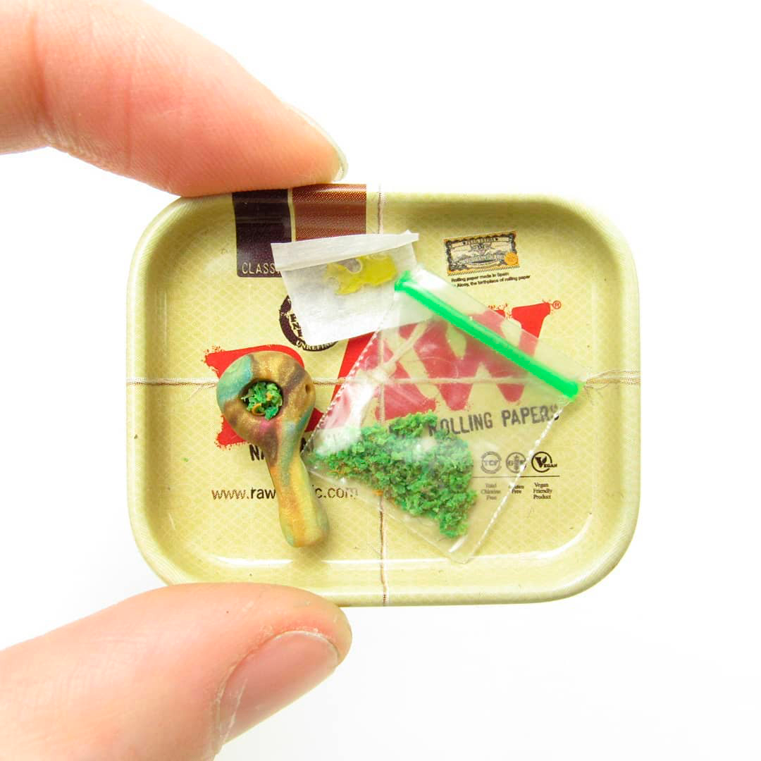 Mundo fumeta en miniatura: la artesana que diseña objetos cannábicos muy chiquitos