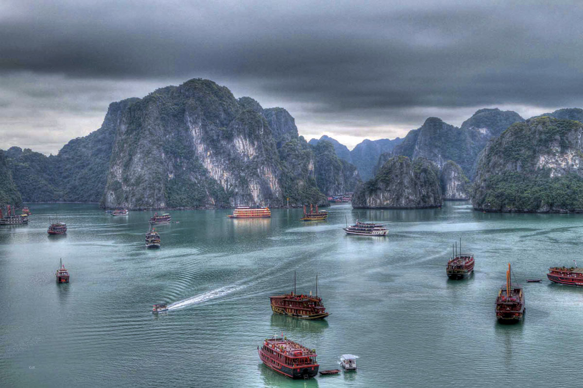 En Vietnam conviven paisajes naturales impresionantes, como la Bahía de Ha Long.