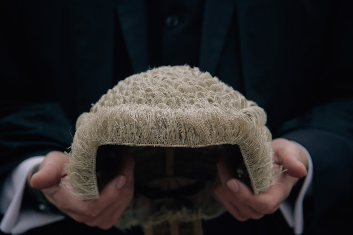 Un abogado británico fabrica pelucas de cáñamo como alternativa vegana a las de cola de caballo
