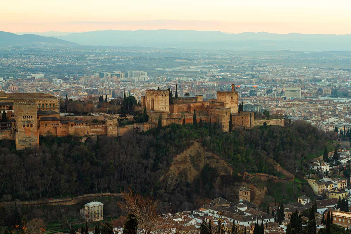La Alhambra, cien porros posibles y una rave 