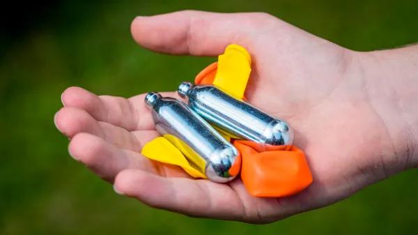 Reino Unido recomienda no prohibir el gas de la risa 