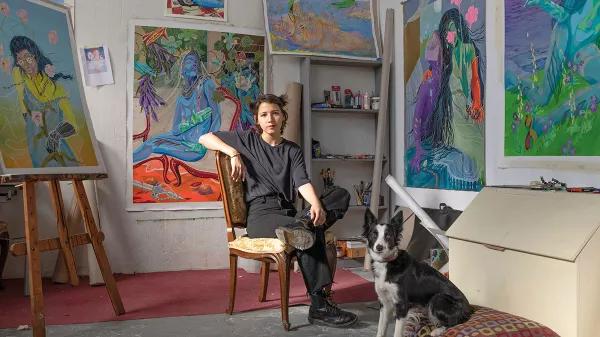 Valentina Vacó y su perra Marte en su estudio de Carabanchel (Madrid).