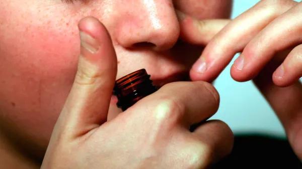 Poppers en la juventud española: entre encuestas, fiesta y riesgos