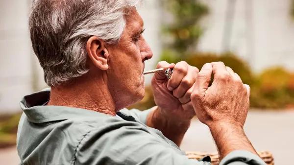 Vinculan acceso a cannabis recreativo con menor suicidio en adultos mayores