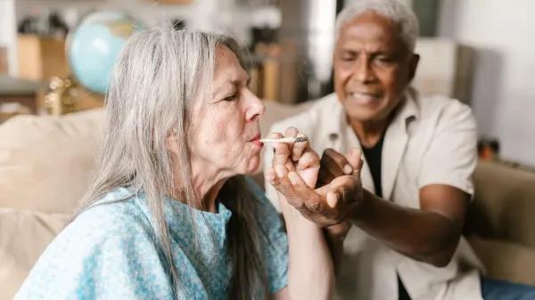 ¿Cómo dosificar el cannabis medicinal después de los 70?