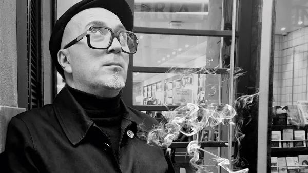 Txarly Brown dándole a la ganja tras de la presentación de su libro en una opulenta librería barcelonesa. 