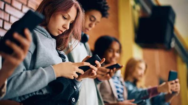 Redes sociales triplican la probabilidad de que adolescentes prueben cannabis 