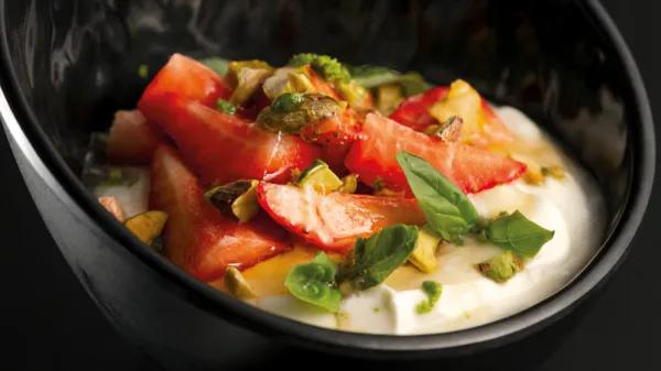 Fresas, cremoso de mascarpone y pistachos con cannamiel