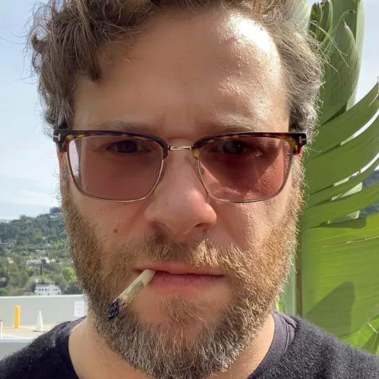 Seth Rogen pide a los chavales que se queden en casa fumando weed para evitar la Covid-19