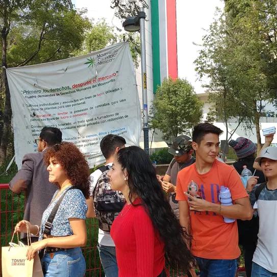 Fumada a las puertas del Senado de México