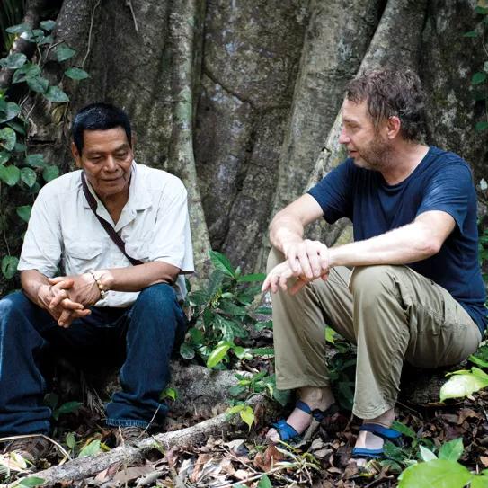 Jeremy Narby junto con Juan Flores Salazar, ayahuasquero curandero Ashaninka, en la selva peruana (Octubre-2019). Foto: Jim Sanders