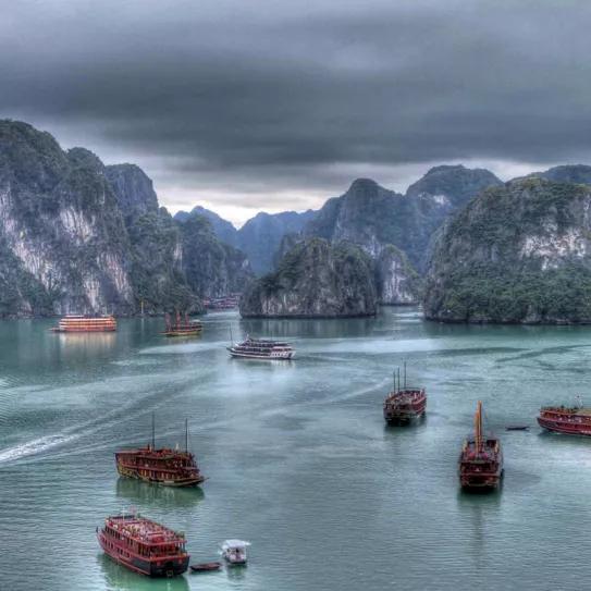 En Vietnam conviven paisajes naturales impresionantes, como la Bahía de Ha Long.