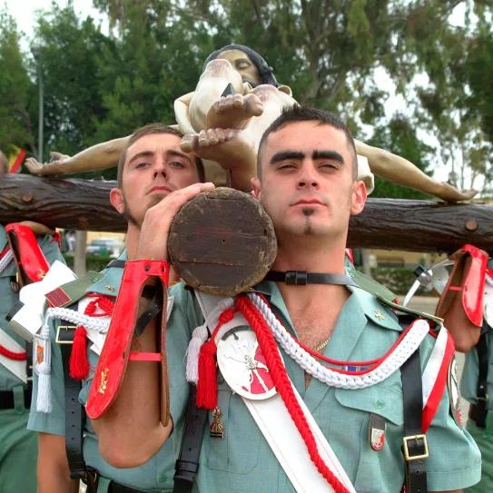Legionarios portando al Cristo de la Buena Muerte