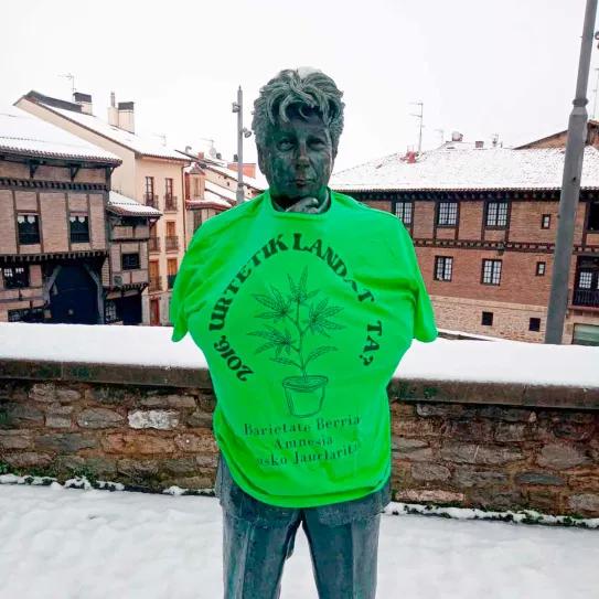 Activistas vascos cubren con camisetas cannábicas varias estatuas de Euskadi 