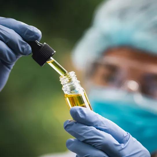 Imagen de un científico sosteniendo un aceite