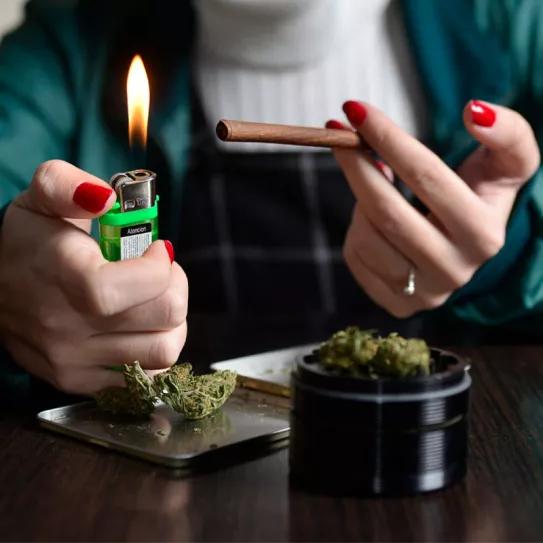 Consumir más de cuatro porros semanales es consumo de riesgo, dice una investigación