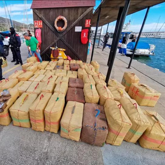 Detienen a un navegante que llegó a Sitges con 2 toneladas de hachís en un barco