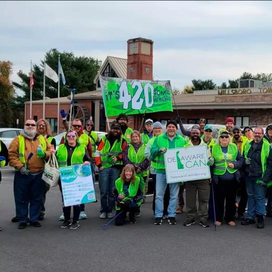 Joints for Junk Voluntarios limpian la vía pública a cambio de un porro