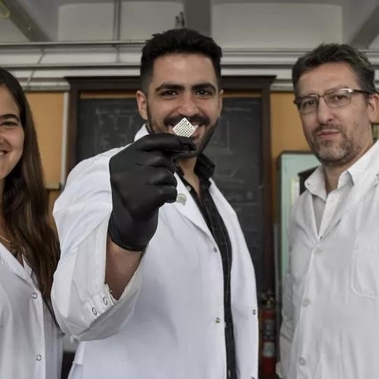 Los investigadores Martín Desimone, Sofia Municoy y Pablo Antezana desarrollaron biotintas para impresoras 3D que contienen derivados de cannabis.