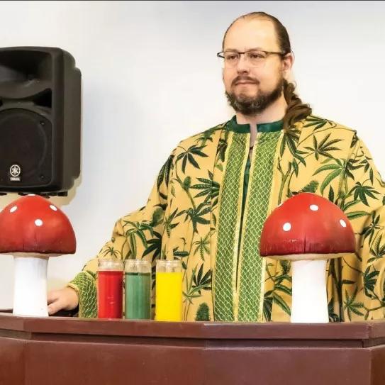 El pastor que ofrece setas y cannabis en su iglesia