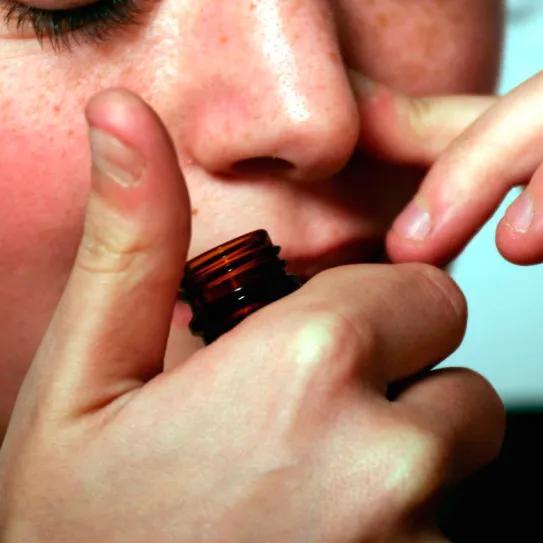 Poppers en la juventud española: entre encuestas, fiesta y riesgos