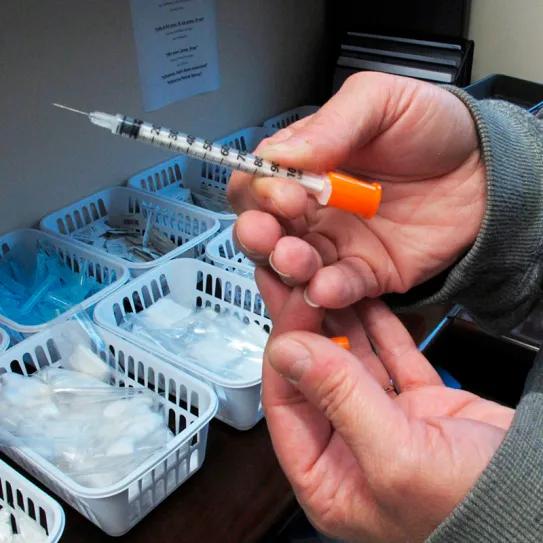 La legalización del cannabis reduce uso de opioides entre personas que se inyectan drogas