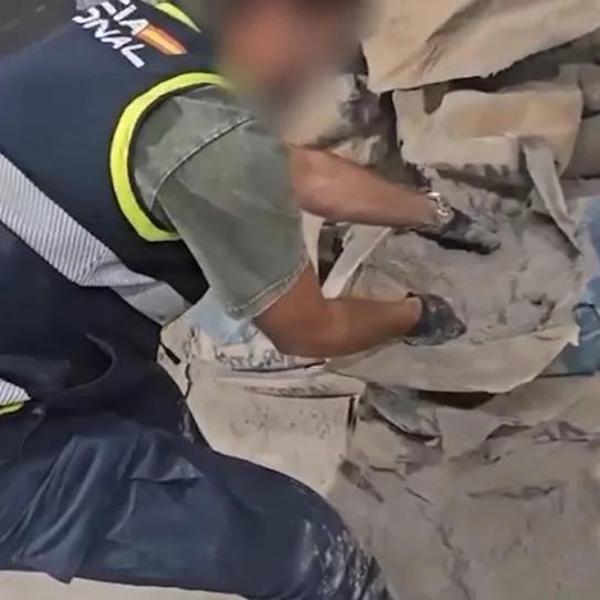 Cocaína camuflada entre sacos de cemento en Marbella