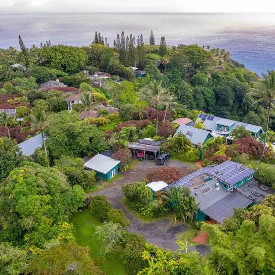 Retiro inaugural del Instituto Ram Dass de Estudios Psicodélicos con Moribundos en Maui, Hawái.