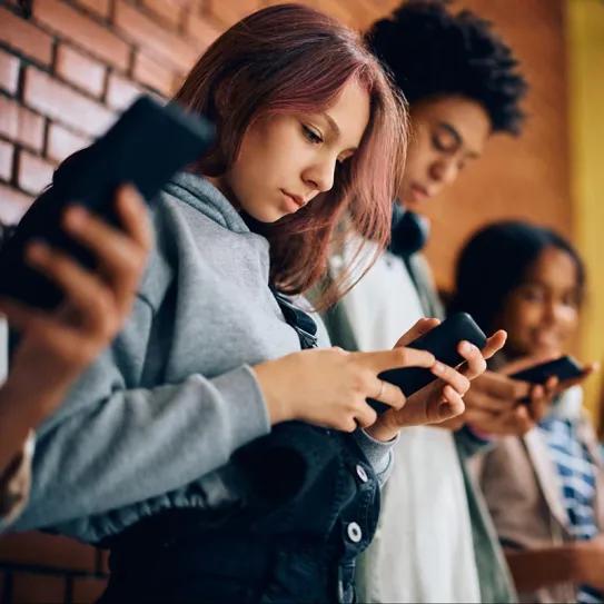 Redes sociales triplican la probabilidad de que adolescentes prueben cannabis 
