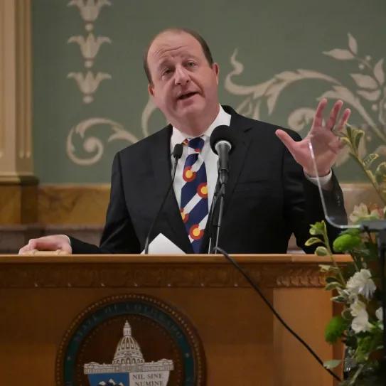 El gobernador de Colorado, Jared Polis, concedió 29 nuevos indultos