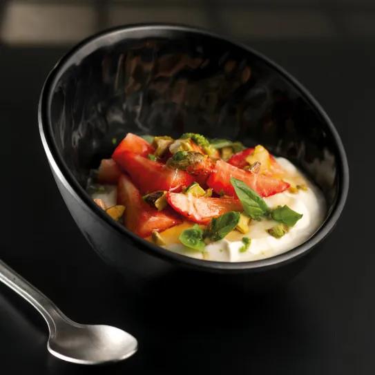 Fresas, cremoso de mascarpone y pistachos con cannamiel