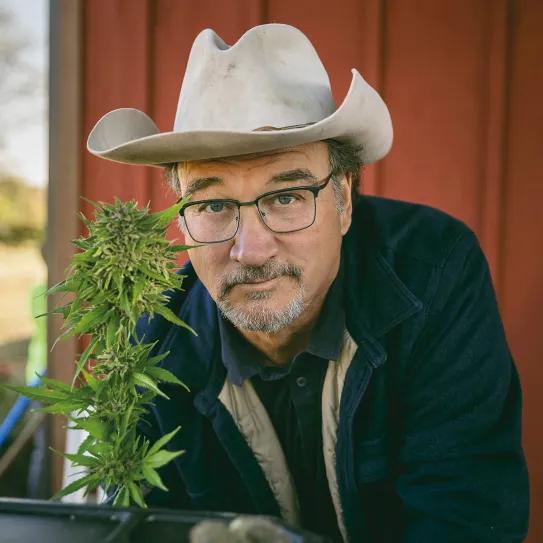 En Belushi’s Farm, el actor no solo presta su apellido a una marca: cultiva una relación con el cannabis que nace de la tierra, del oficio y de una búsqueda personal