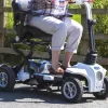 Mujer de Gales detenida (con drogas) por conducir colocada su moto de movilidad