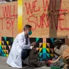 Trabajadores sociales en San Francisco dan alcohol y marihuana a los sin techo