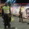 Policías junto a la ambulancia