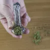 Guía visual: Cómo empacar y fumar una pipa de cannabis