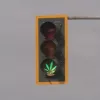 Bromista cambia la luz verde de los semáforos por hojas de marihuana