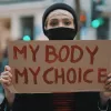 El derecho a decidir sobre el cuerpo une reivindicaciones: desde las drogas hasta el sexo o el aborto
